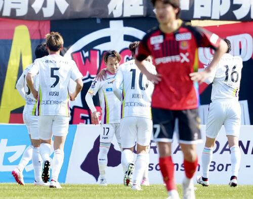 福島対藤枝　前半、ゴールを決めた藤枝岡沢（左から3人目）（撮影・江口和貴）