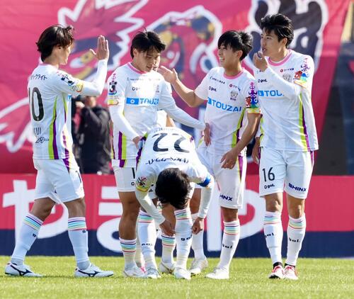 福島対藤枝　前半、ゴールを決めた藤枝三木（右から2人目）（撮影・江口和貴）