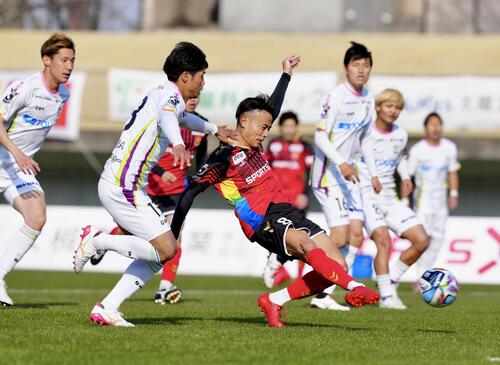 福島対藤枝　後半、ゴールを決める福島岡田（中央）（撮影・江口和貴）