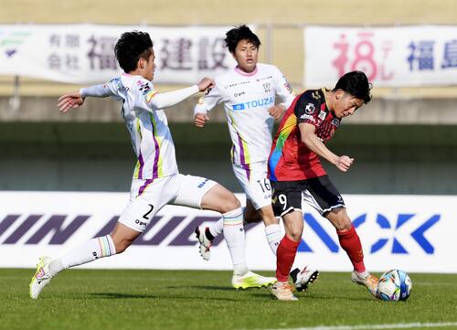 福島対藤枝　後半、ゴールを決める福島清水（右）（撮影・江口和貴）