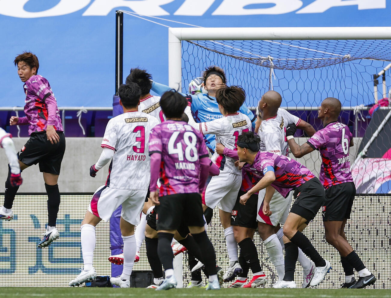 京都―C大阪　試合終了間際、C大阪・田中駿（中央奥左）に決勝ゴールを許す京都・GK太田＝サンガS（共同）