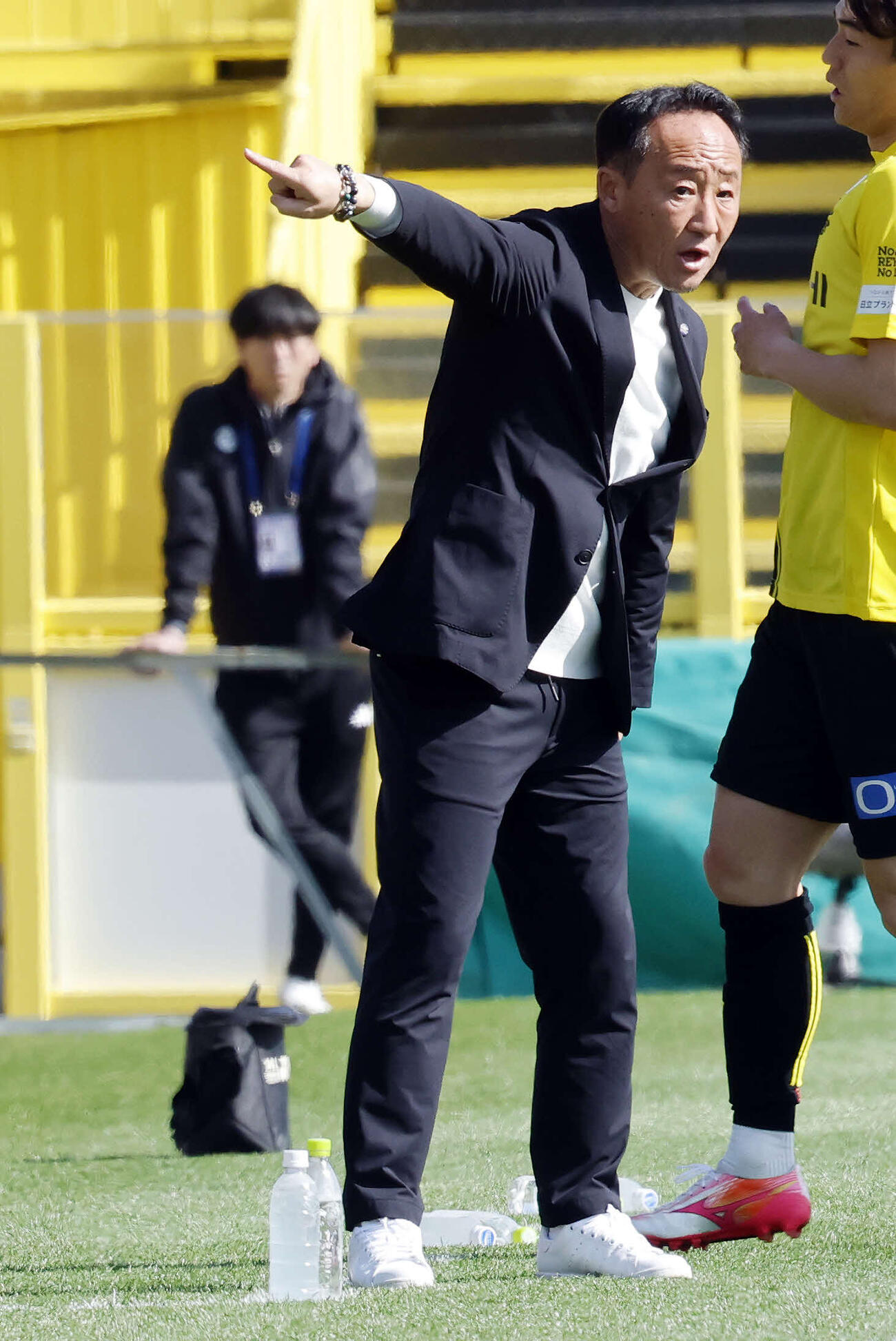 柏対町田　前半、指示を出す町田黒田監督（撮影・山本朝陽）