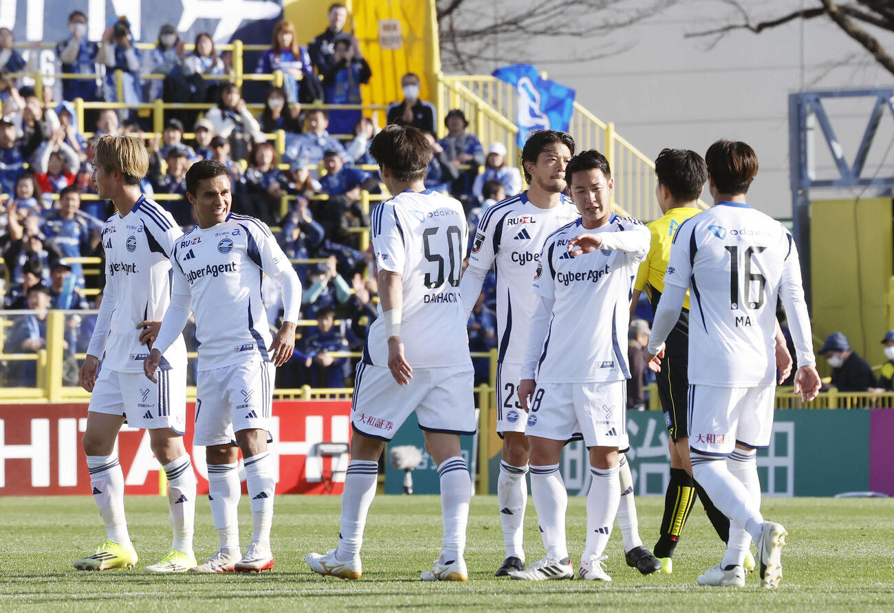 柏対町田　柏に勝利し、喜ぶ町田イレブン（撮影・山本朝陽）
