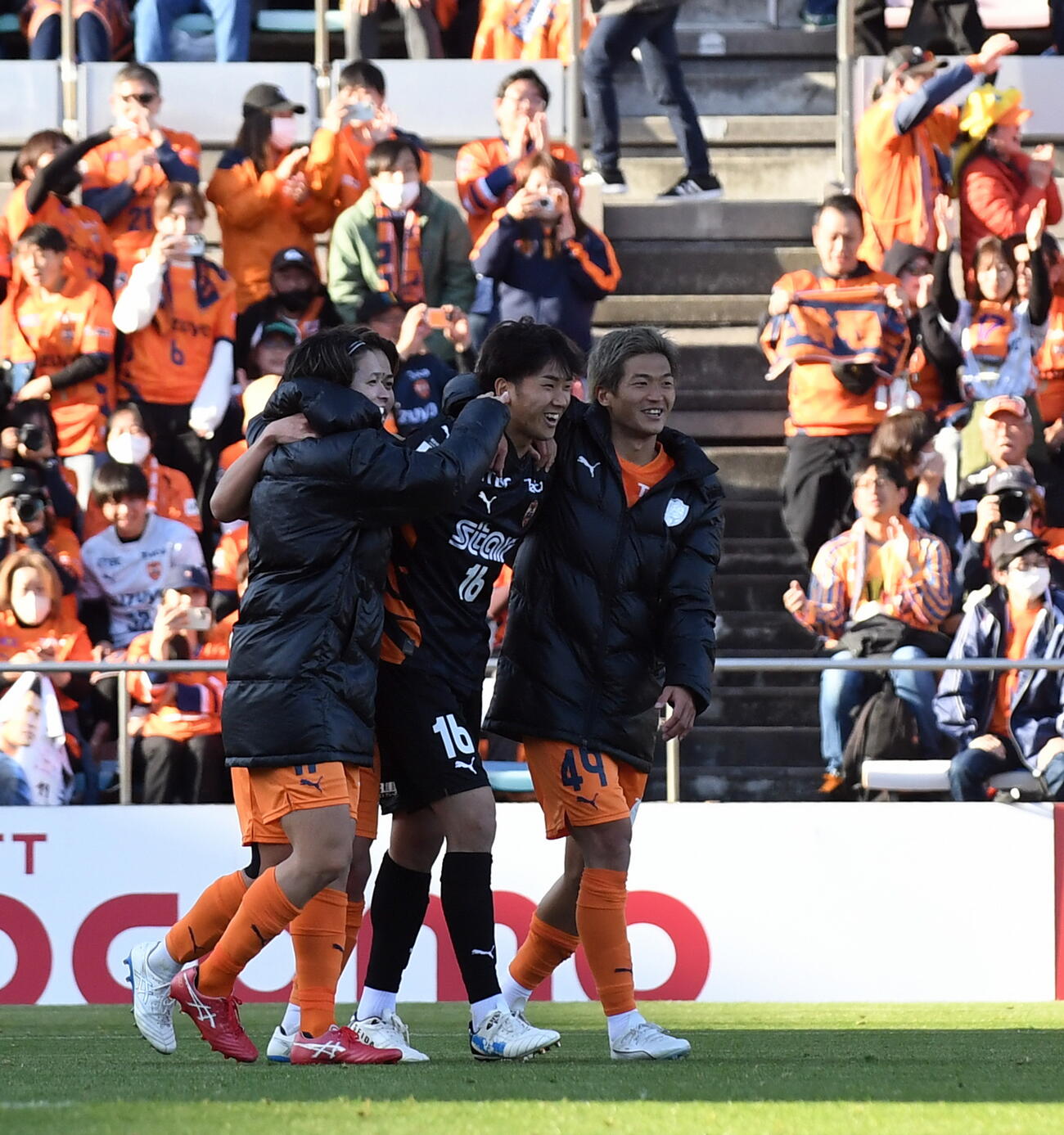PK2本ストップの清水梅田（右から2人目）は仲間に祝福される