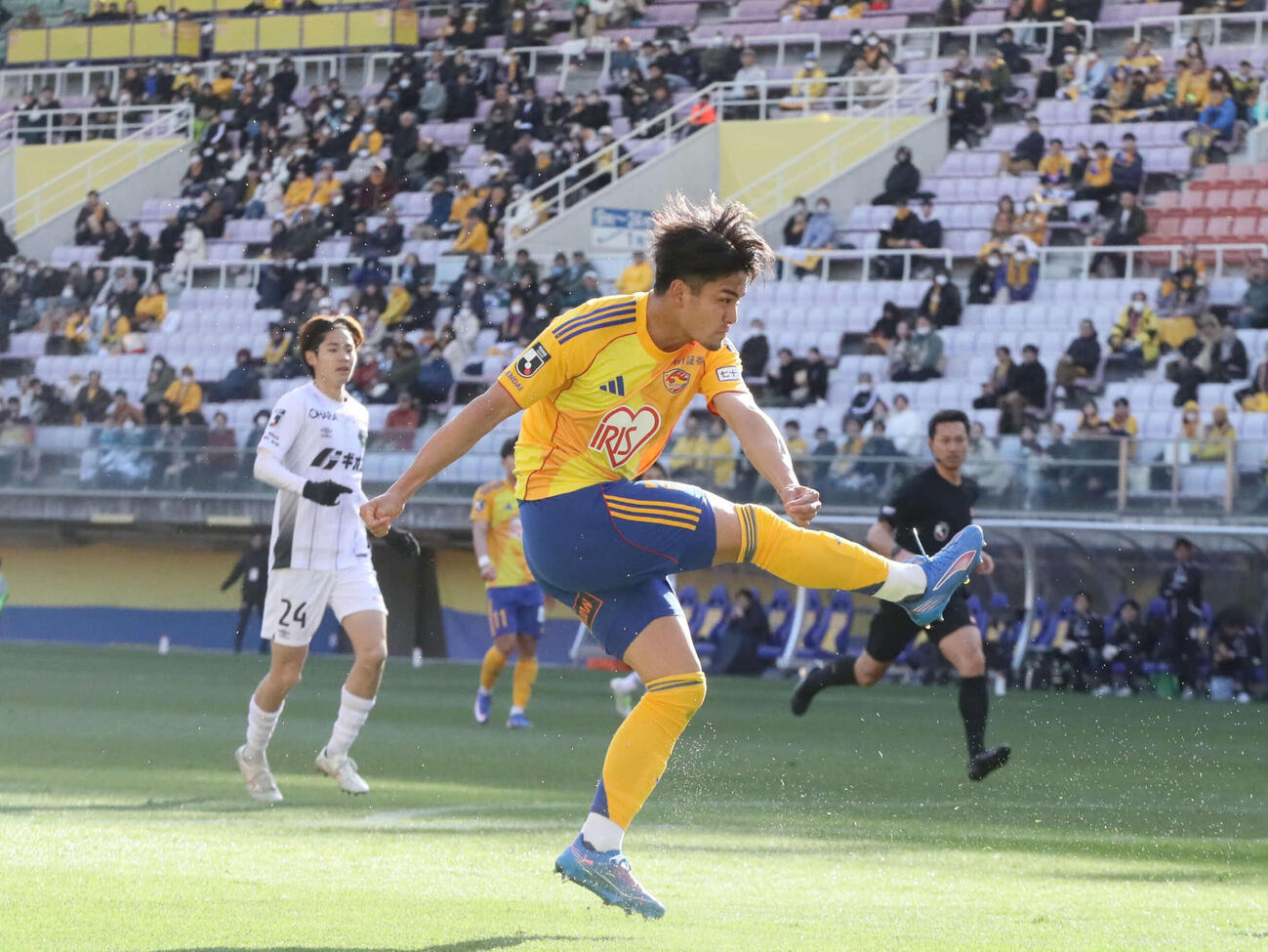 仙台対相模原　後半、ゴールを狙う仙台DF五十嵐（撮影・高橋香奈）