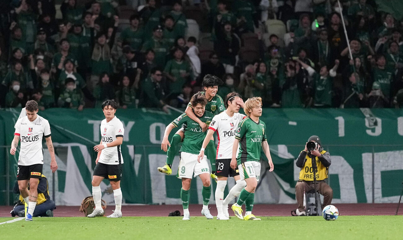 東京V対浦和　浦和に勝利し歓喜する染野（中央下）ら東京Vイレブン（撮影・鈴木みどり）