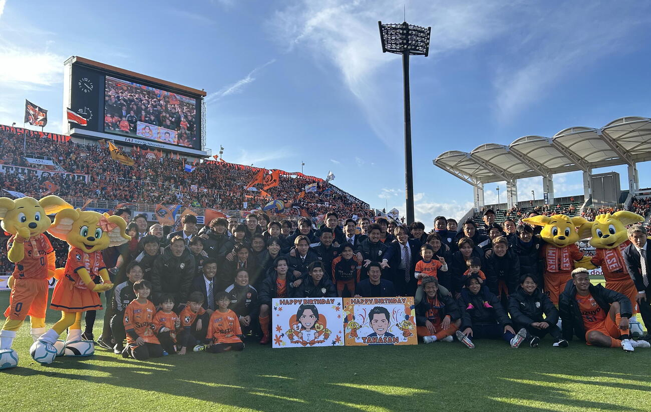 清水対岡山　誕生日を迎えた吉田監督と高木（前列中央）を囲み写真に納まる清水の選手ら