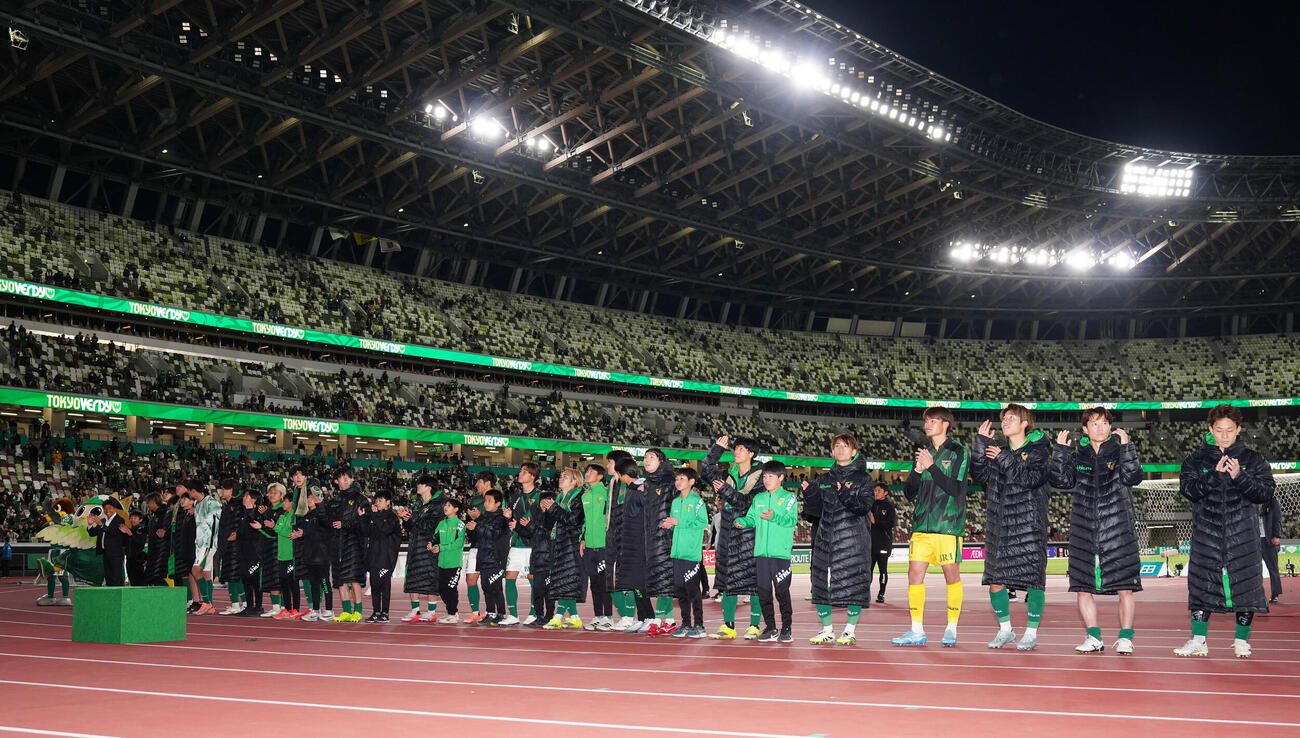 東京V対浦和　浦和に勝利し、声援に応える東京Vイレブン（撮影・鈴木みどり）