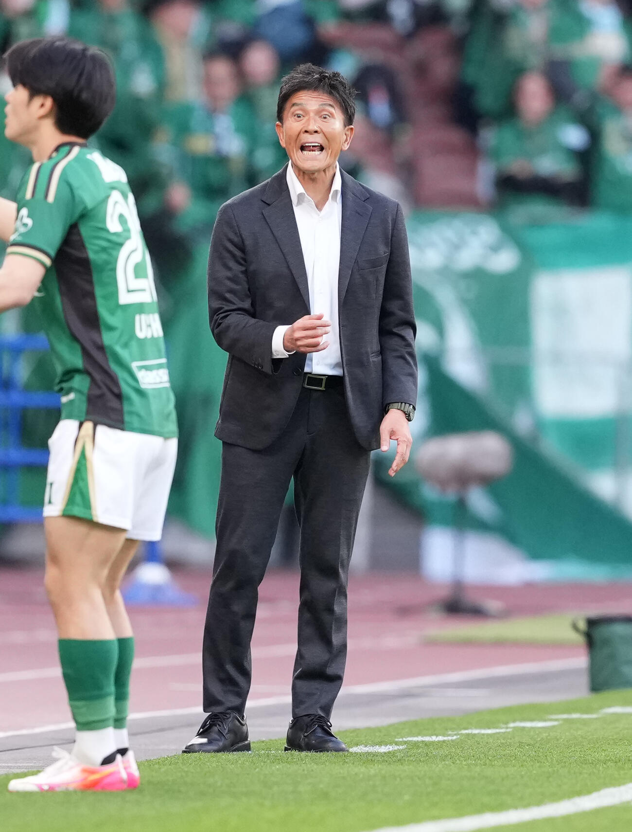 東京V対浦和　前半、指示を出す東京V城福監督（撮影・鈴木みどり）