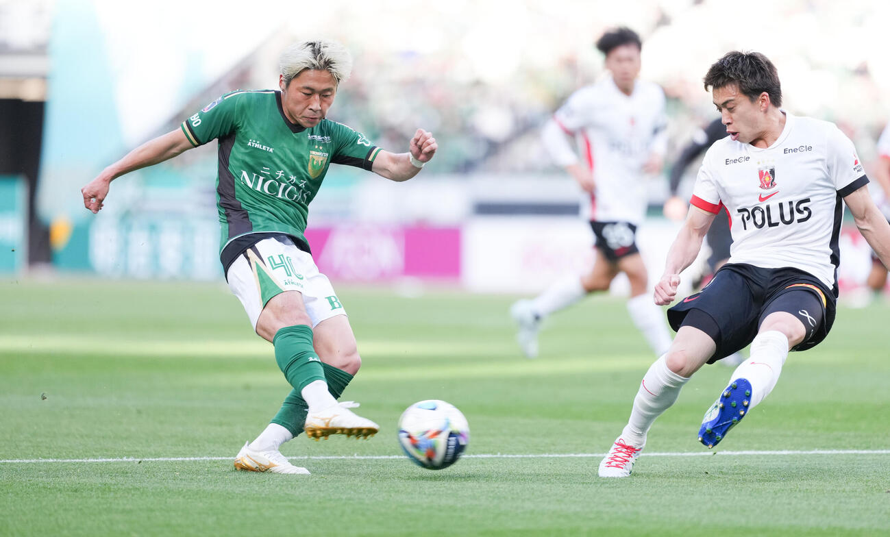 東京V対浦和　前半、シュートを放つ東京V新井（左）（撮影・鈴木みどり）