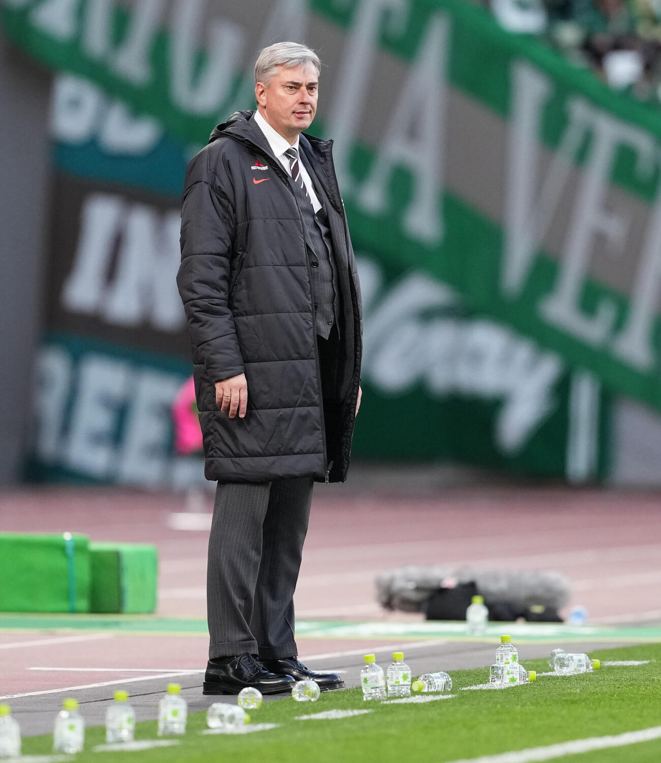東京V対浦和　前半、試合を見守る浦和スコルジャ監督（撮影・鈴木みどり）