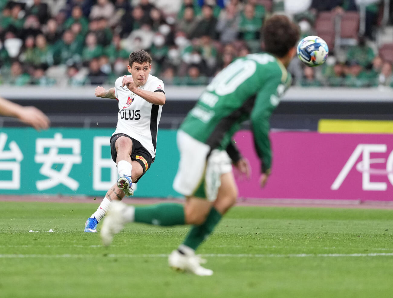 東京V対浦和　後半、FKを蹴る浦和マテウスサビオ（撮影・鈴木みどり）