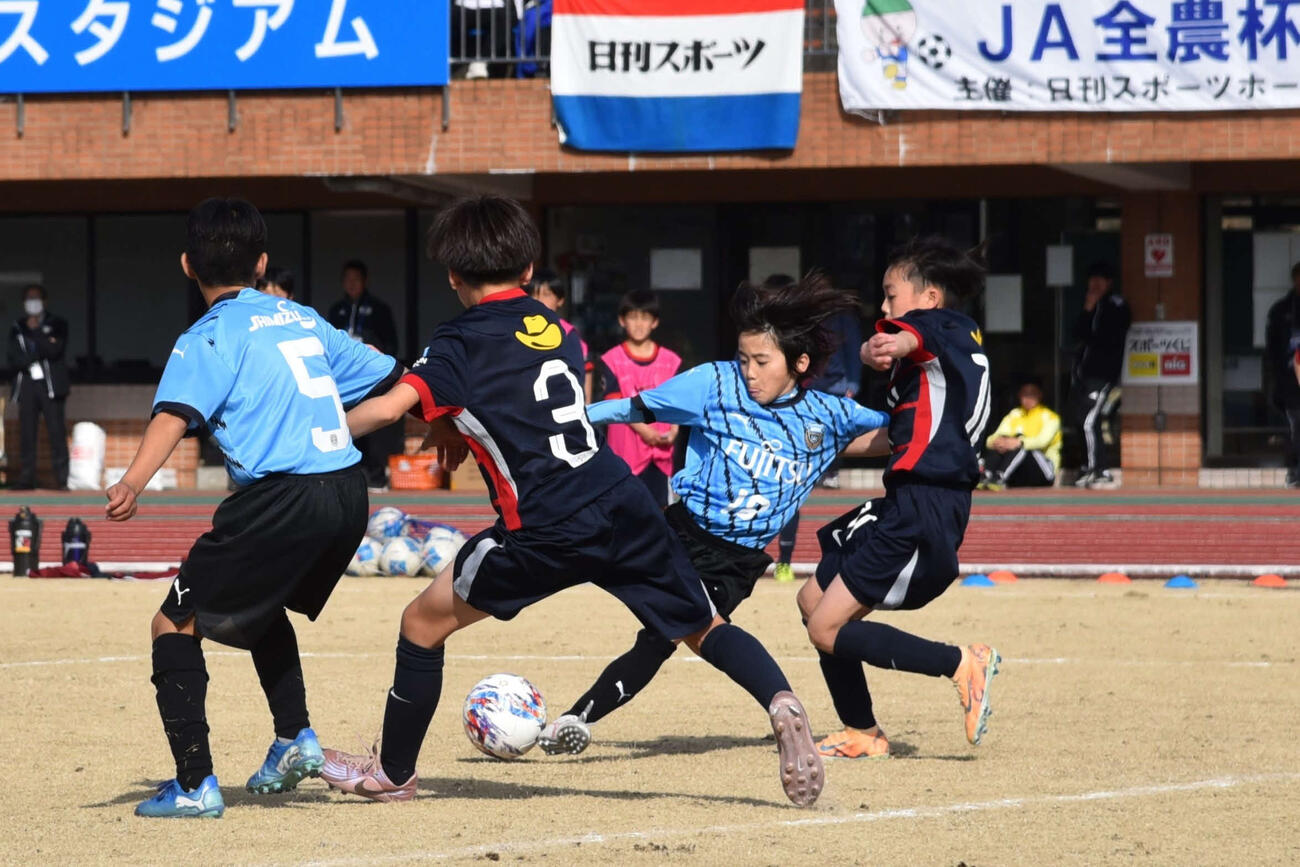 決勝の延長戦で相手DFに囲まれながらシュートを放ち、決勝ゴールを決めた川崎フロンターレの福原暖太（写真右から2人目）