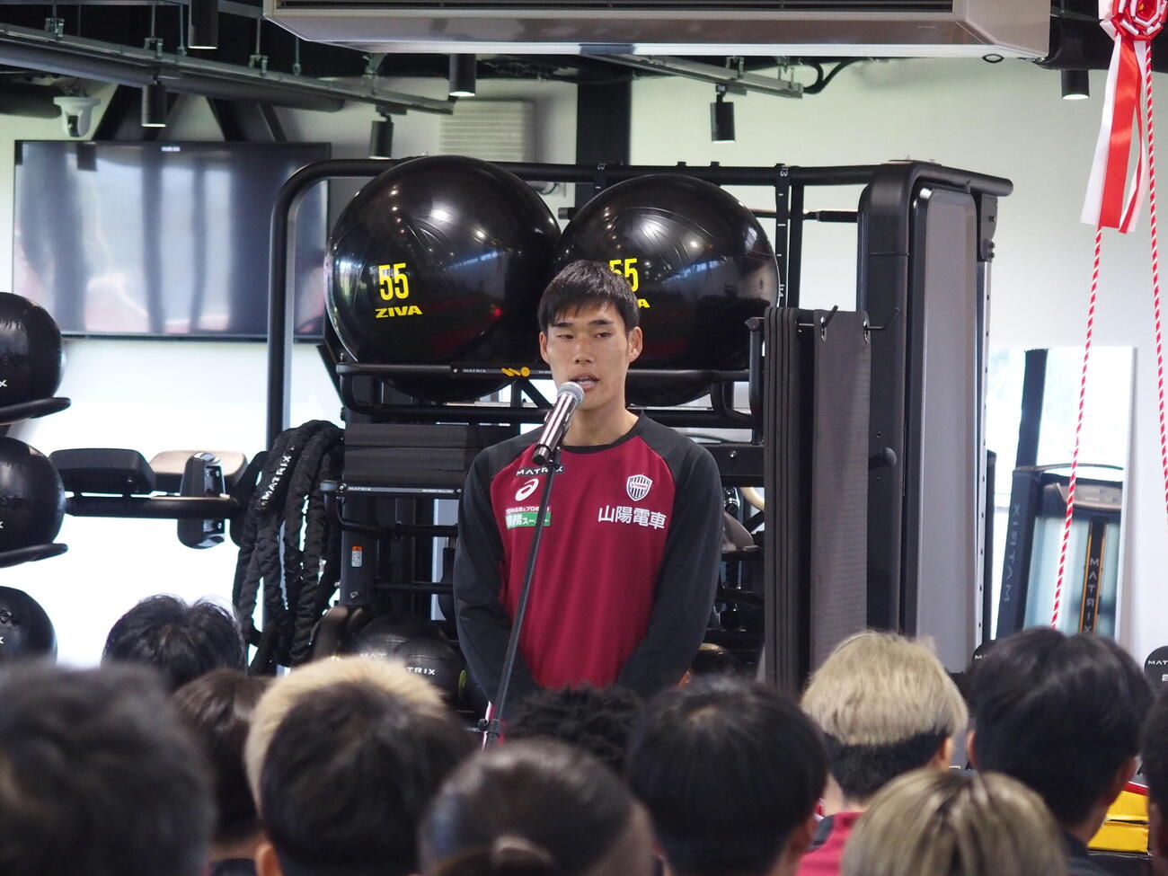 新施設「ヴィッセル・パフォーマンス・センター（VPC）」のオープニングセレモニーであいさつする神戸DF山川