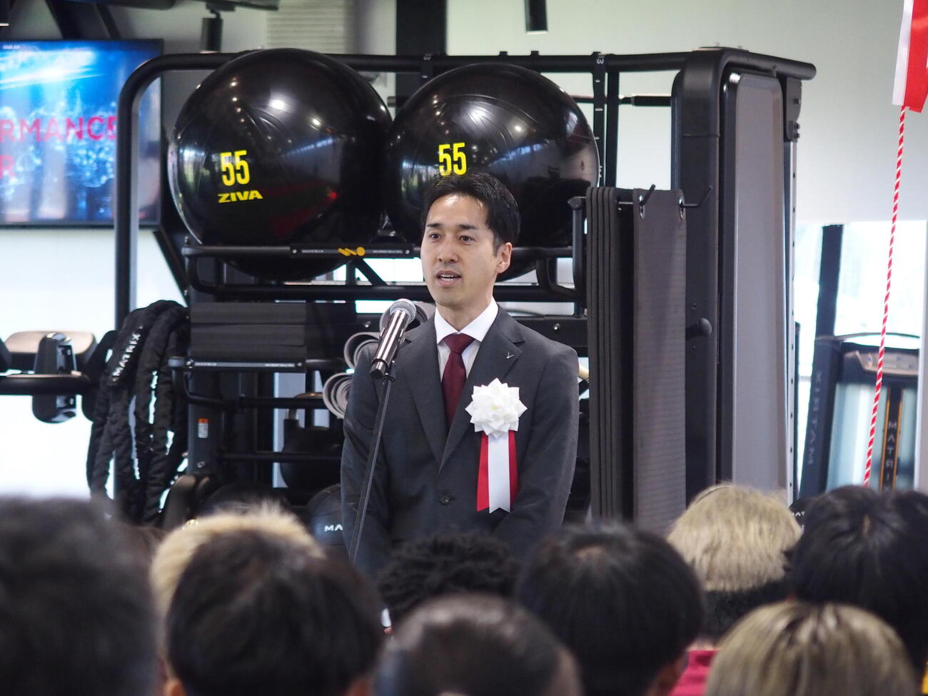 新施設「ヴィッセル・パフォーマンス・センター（VPC）」のオープニングセレモニーであいさつする神戸の千布社長
