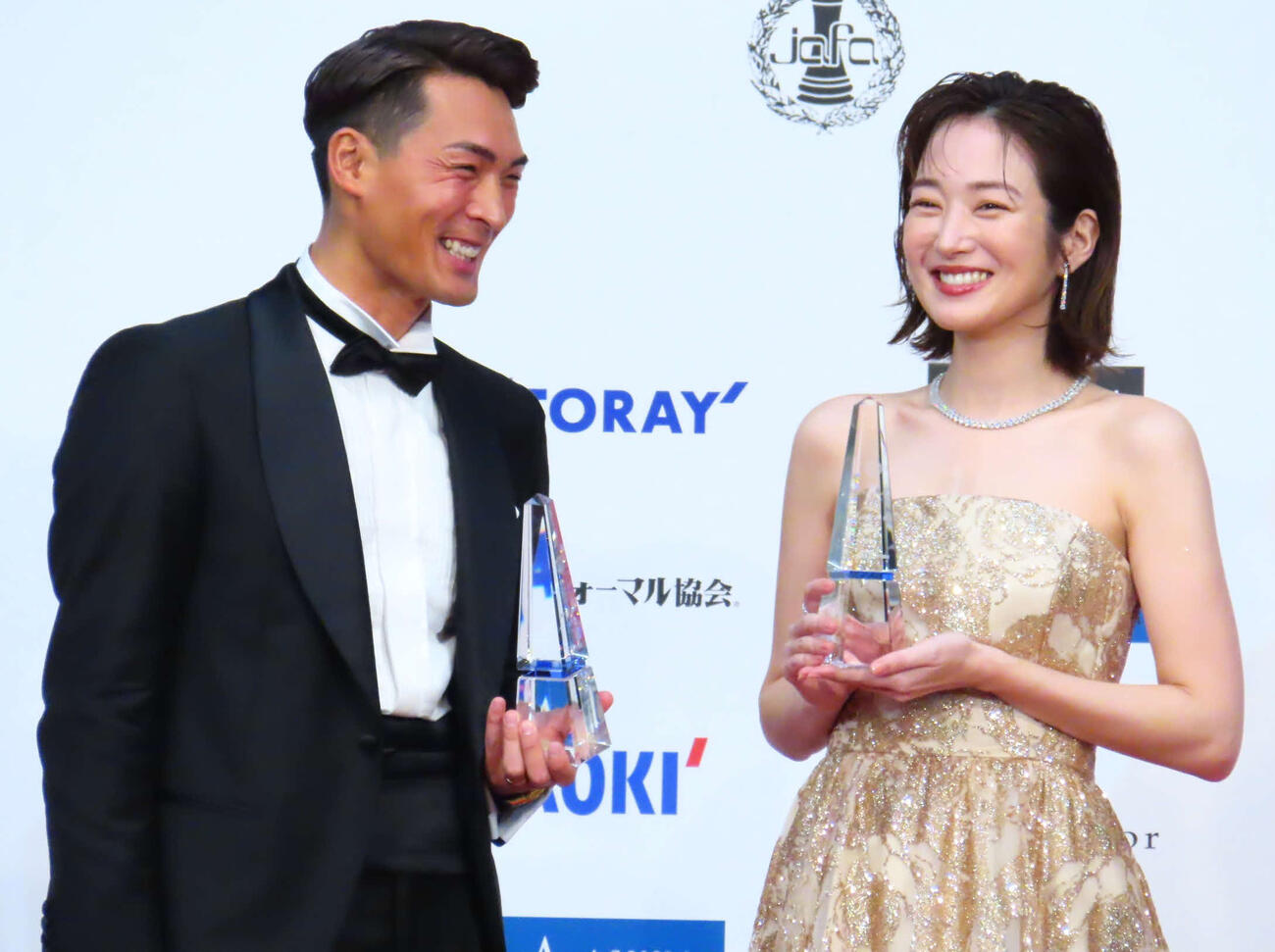 槙野智章氏（左）と高梨臨（2025年11月）