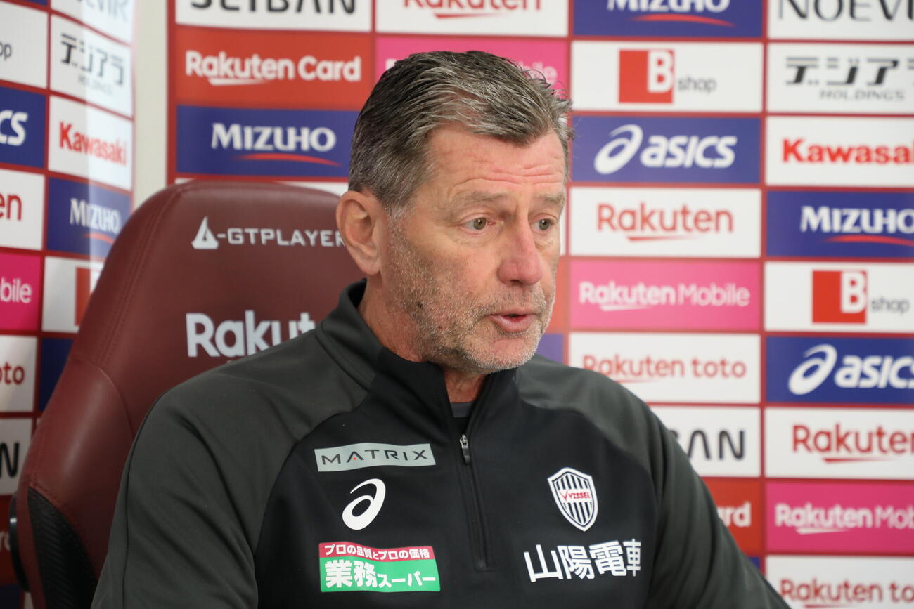 G大阪戦に向けたオンライン取材に応じる神戸のスキッベ監督（C）VISSEL KOBE