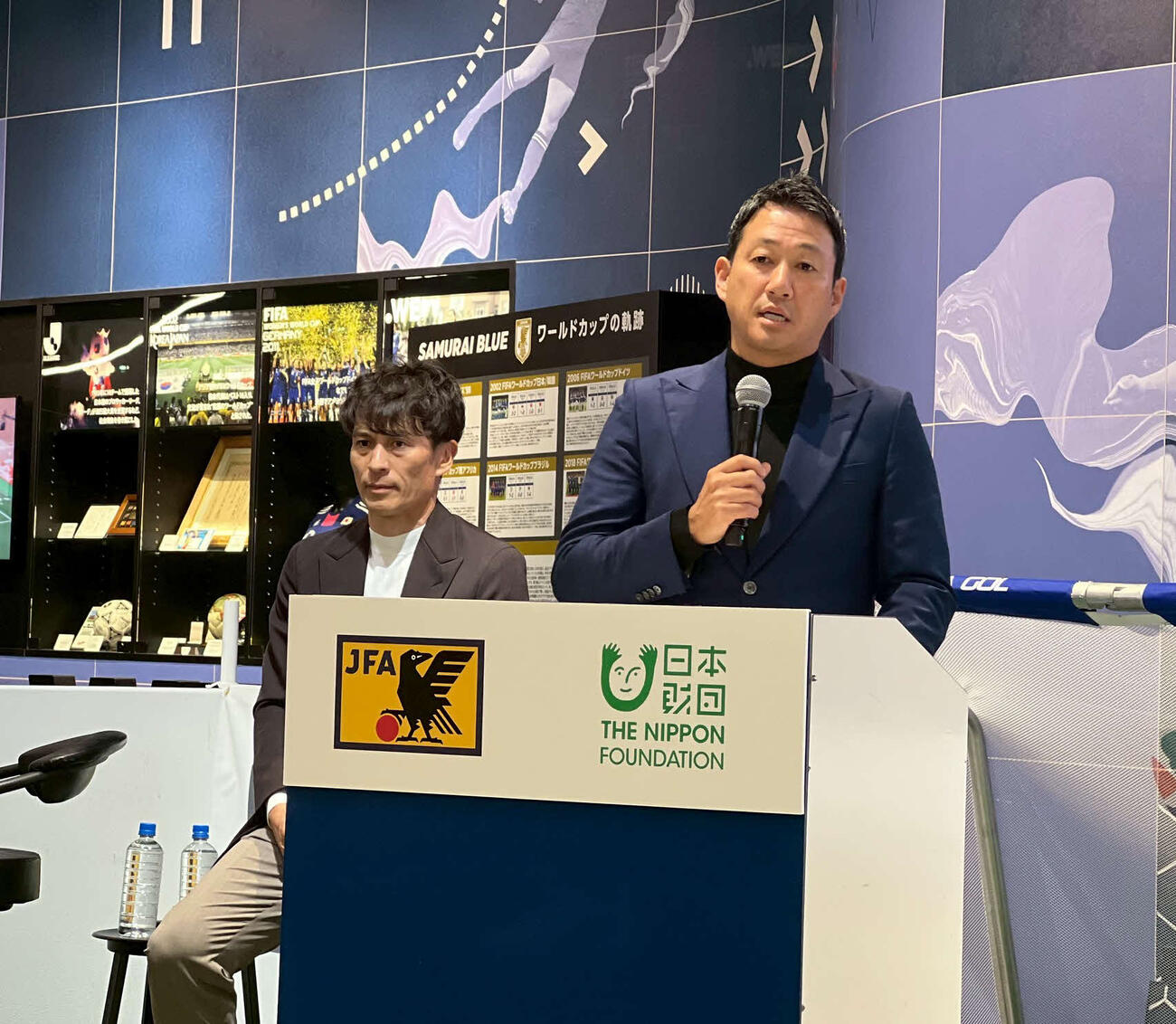 日本サッカー協会（JFA）と日本財団の連携協定締結記者会見に出席したJFA宮本恒靖会長（左）と日本財団の笹川順平理事長（撮影・佐藤成）