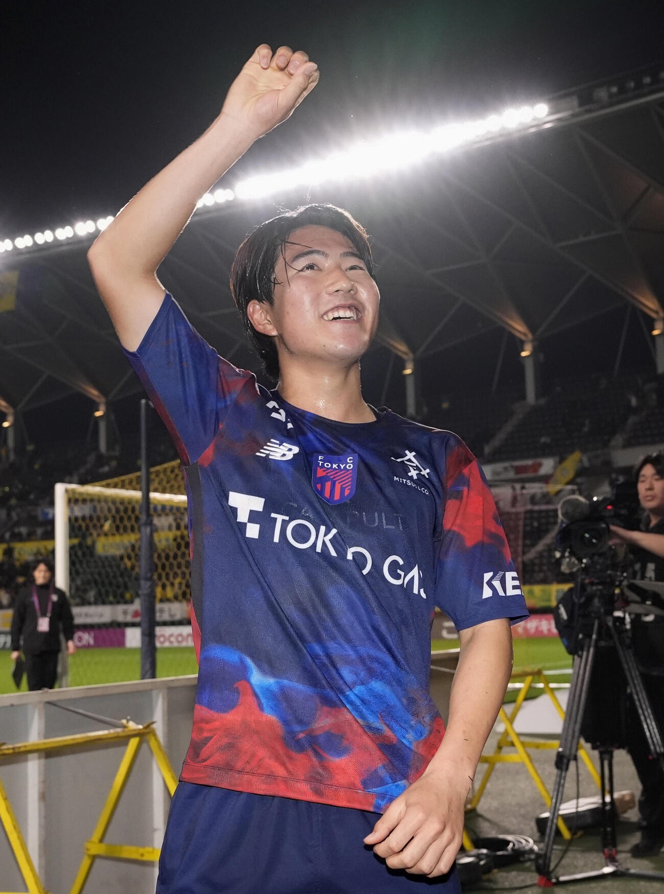 千葉に競り勝ち、サポーターの声援に応え東京佐藤龍（共同）