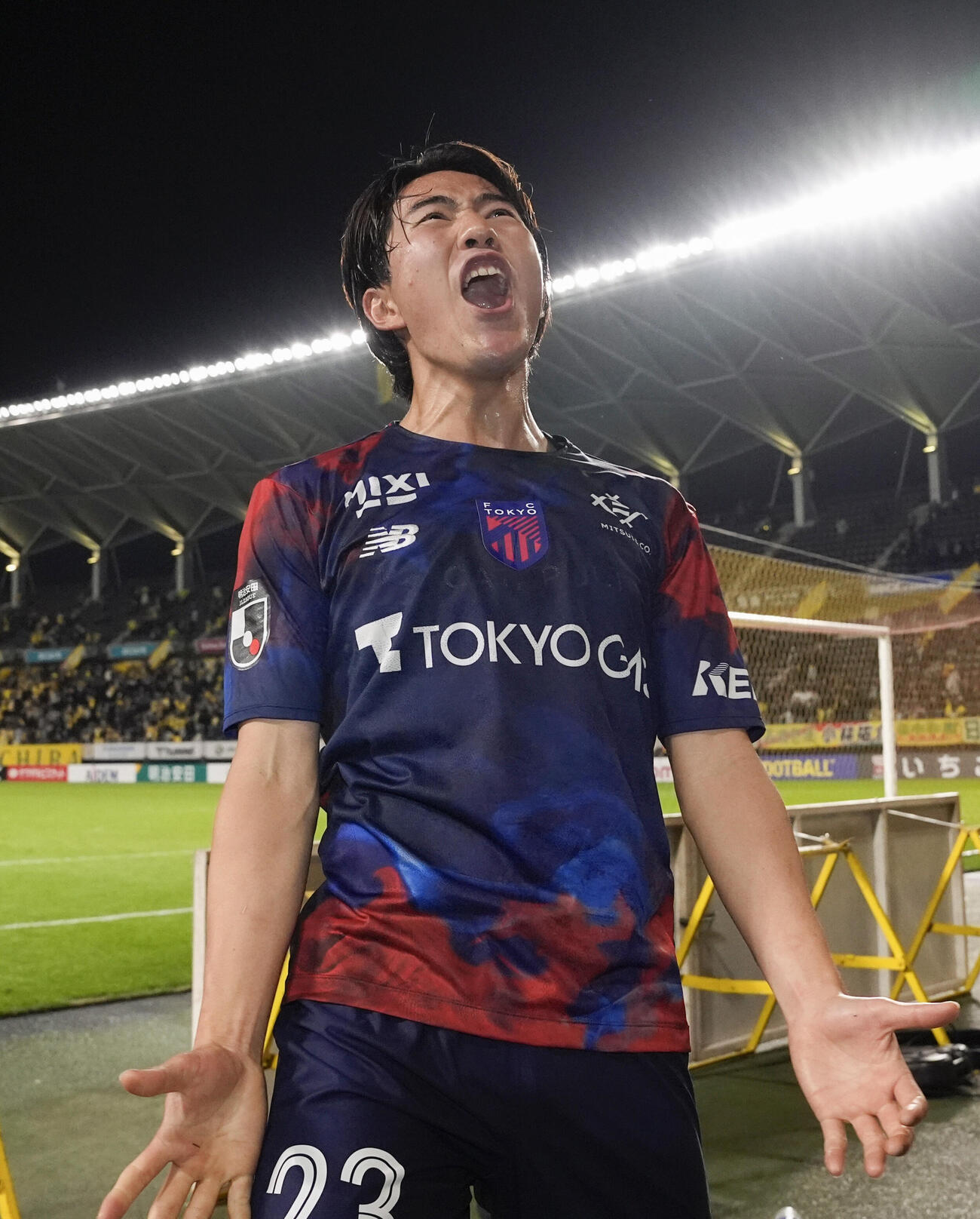 千葉に競り勝ち、サポーターと喜びを分かち合う東京佐藤龍（共同）