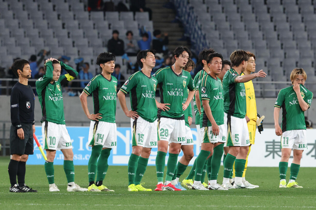 川崎Fに敗れた東京Vイレブン（共同）