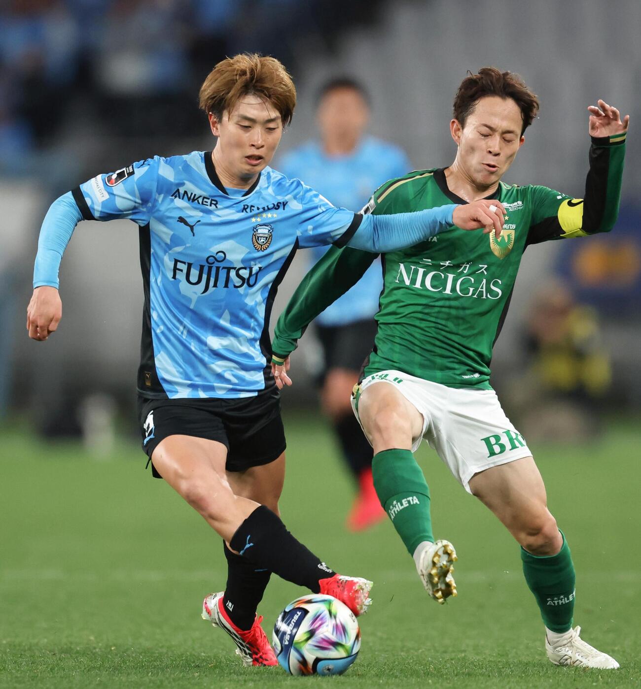 東京Vー川崎F　前半、競り合う川崎F山本（左）と東京V森田（共同）