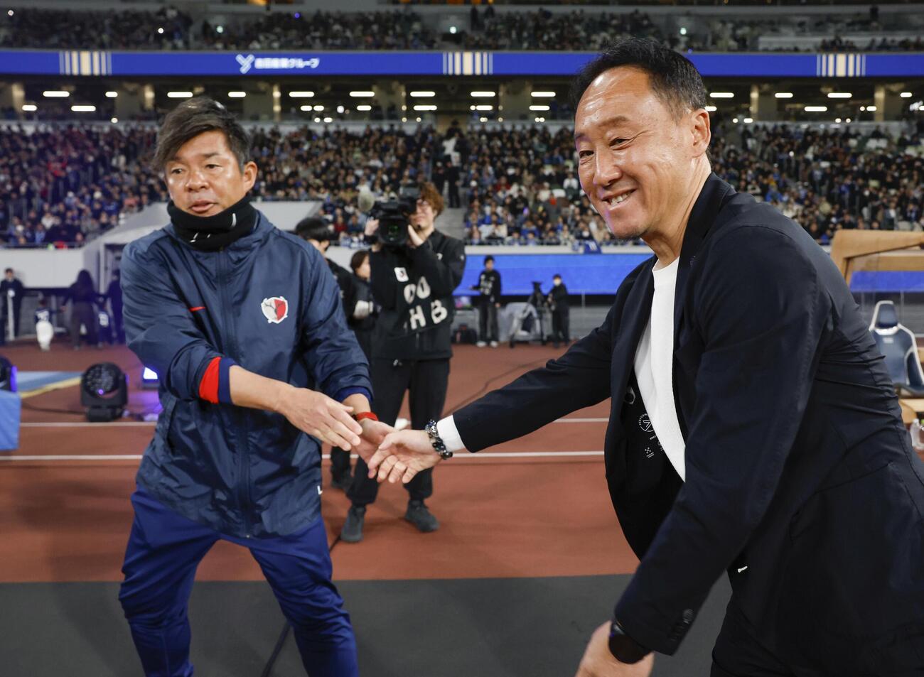 試合前、握手を交わす鹿島・鬼木監督（左）と町田・黒田監督＝MUFG国立（共同）