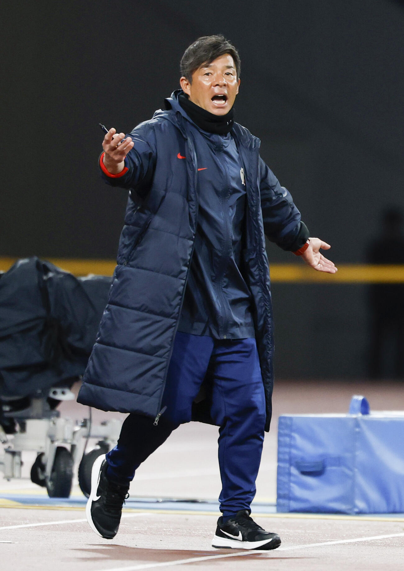 町田－鹿島　後半、アピールする鹿島鬼木監督（共同）