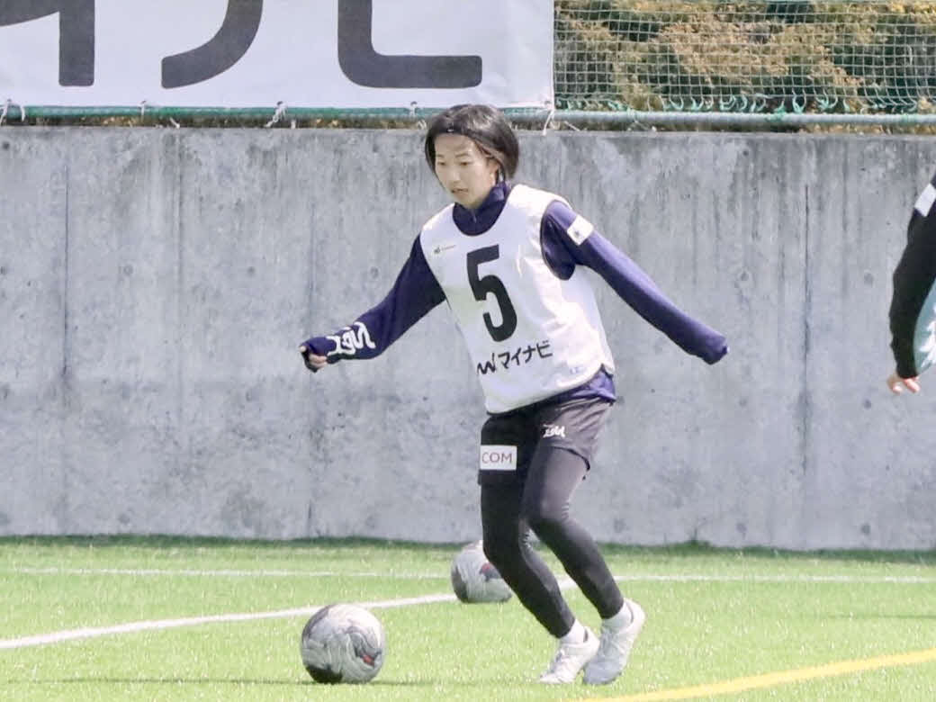 ドリブルをする仙台MF篠田（撮影・高橋香奈）