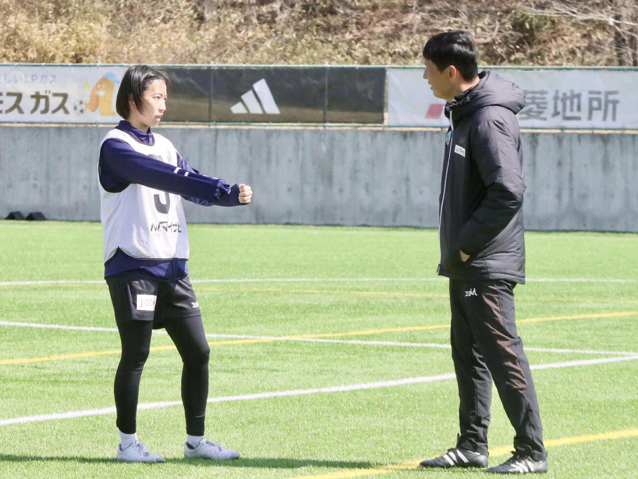 練習後、須永監督（右）に熱心にアドバイスを求める仙台MF篠田（撮影・高橋香奈）