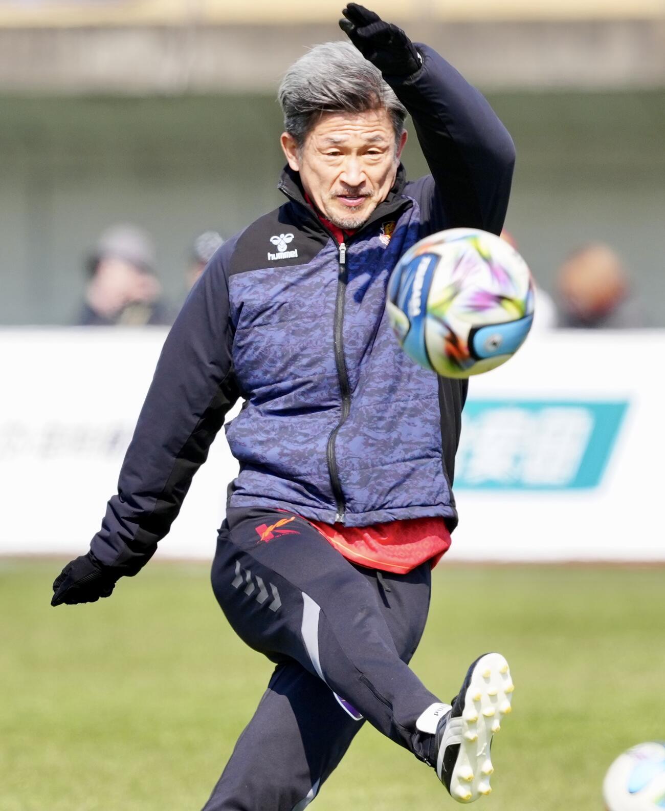 福島対藤枝　試合前練習でシュートを放つ福島カズ（撮影・江口和貴）