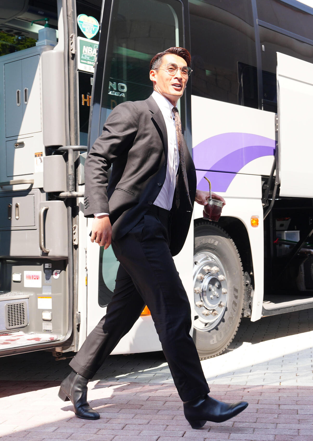 福島対藤枝　スタジアム入りする藤枝槙野監督（撮影・江口和貴）