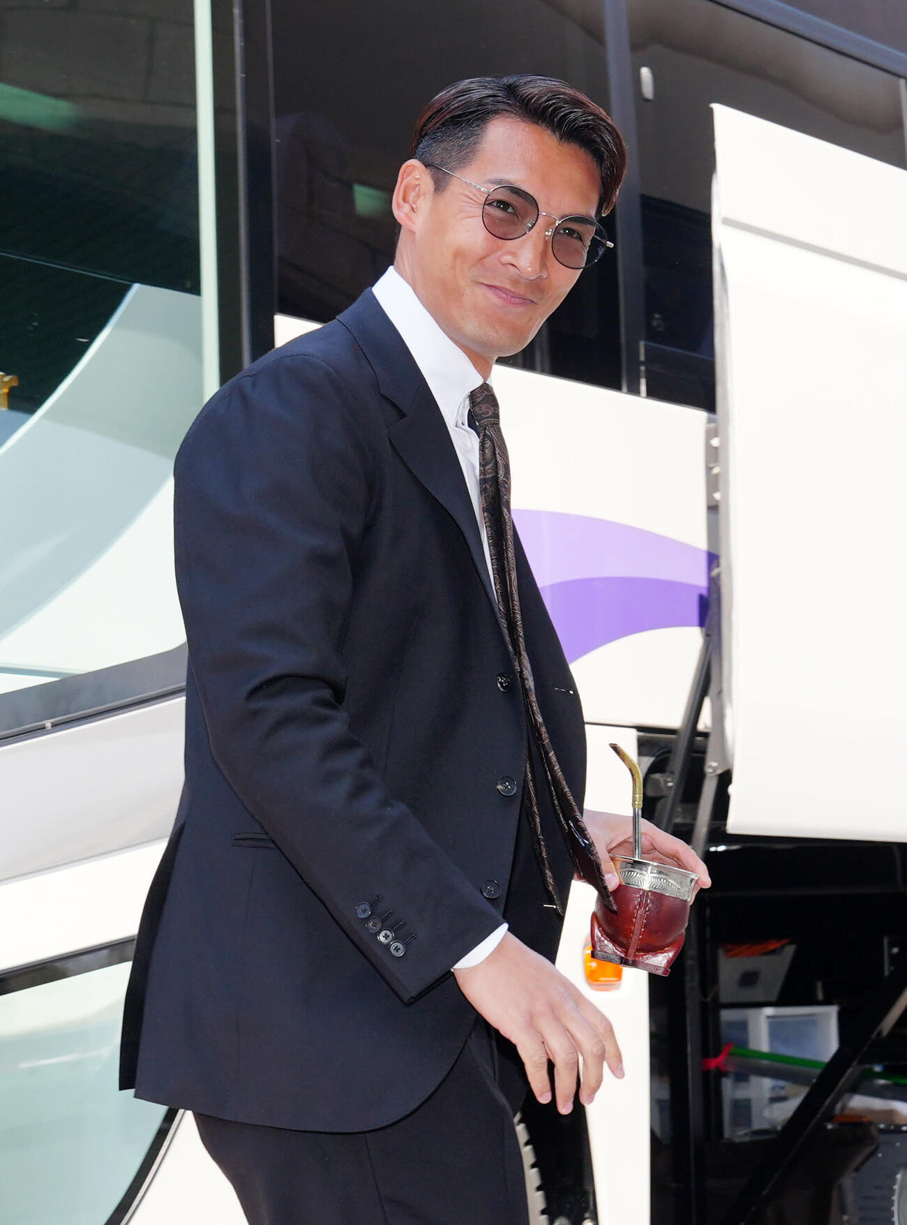 福島対藤枝　マテつぼを手にスタジアム入りする藤枝槙野監督（撮影・江口和貴）