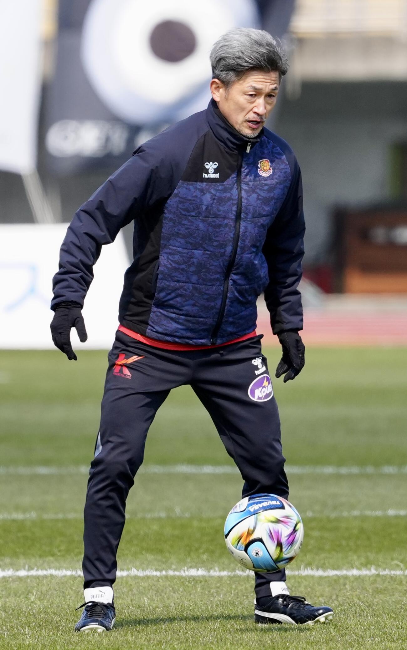 福島対藤枝　試合前練習を行う福島カズ（撮影・江口和貴）