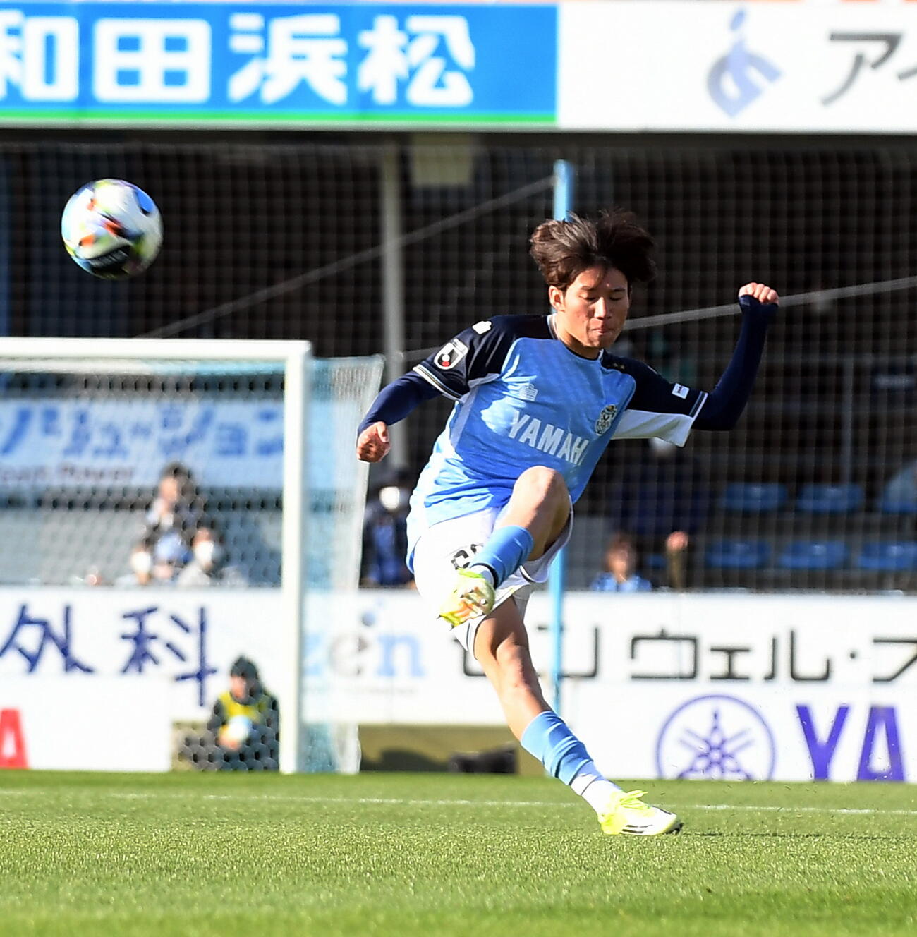後半、FKで好機を演出する磐田増田