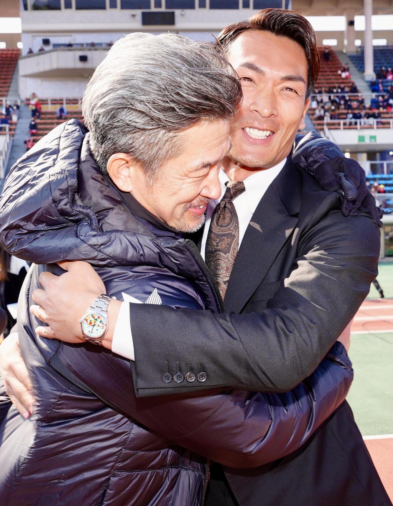 福島対藤枝　試合前、あいさつし抱き合う福島カズ（左）と藤枝槙野監督（撮影・江口和貴）