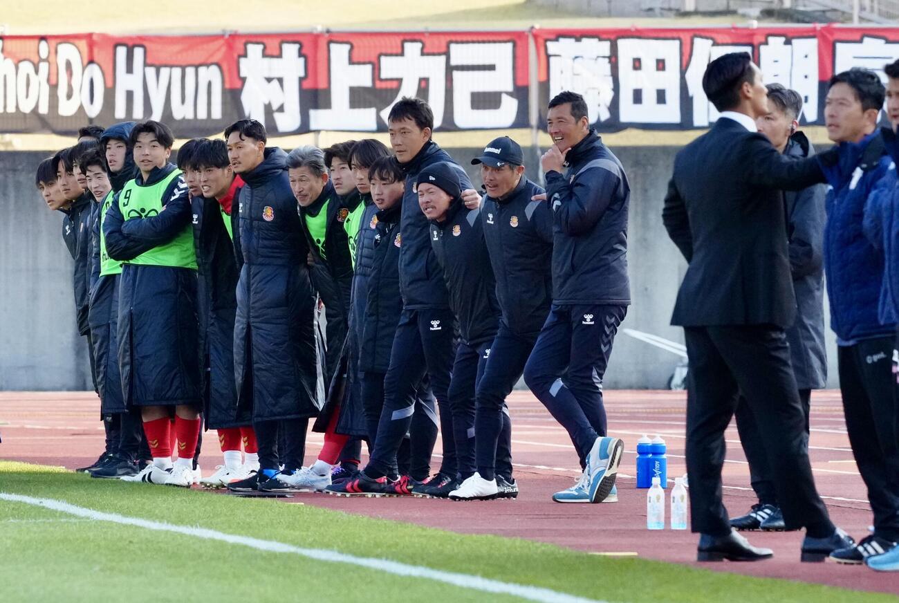 福島対藤枝　PK戦で、ベンチ前から見守るカズ（中央）ら福島の選手たち。右端は藤枝槙野監督（撮影・江口和貴）
