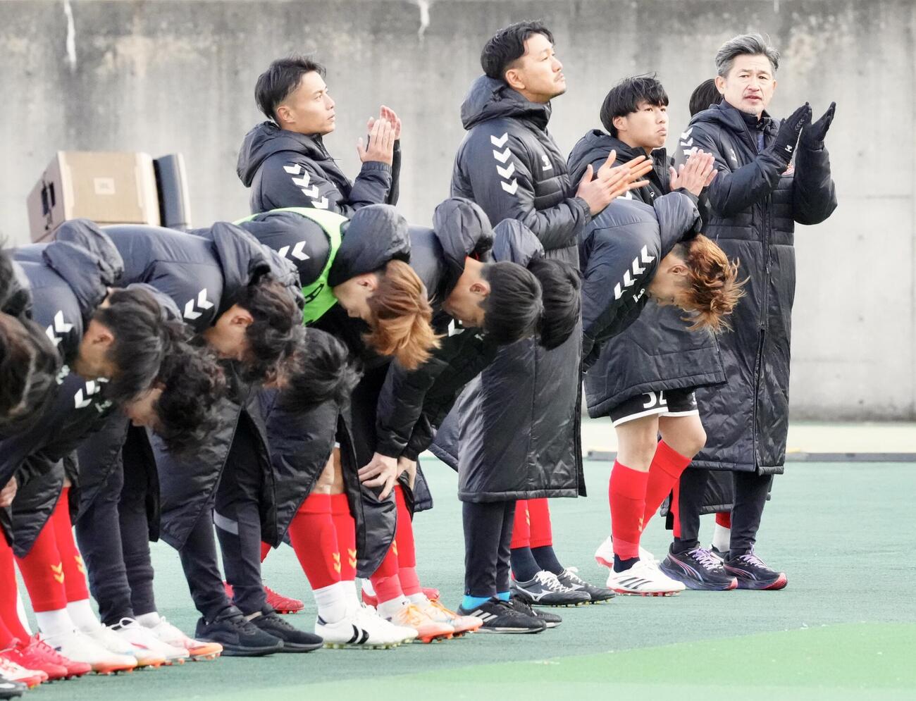 福島対藤枝　試合後、サポーターにあいさつするカズ（右端）ら福島の選手たち（撮影・江口和貴）