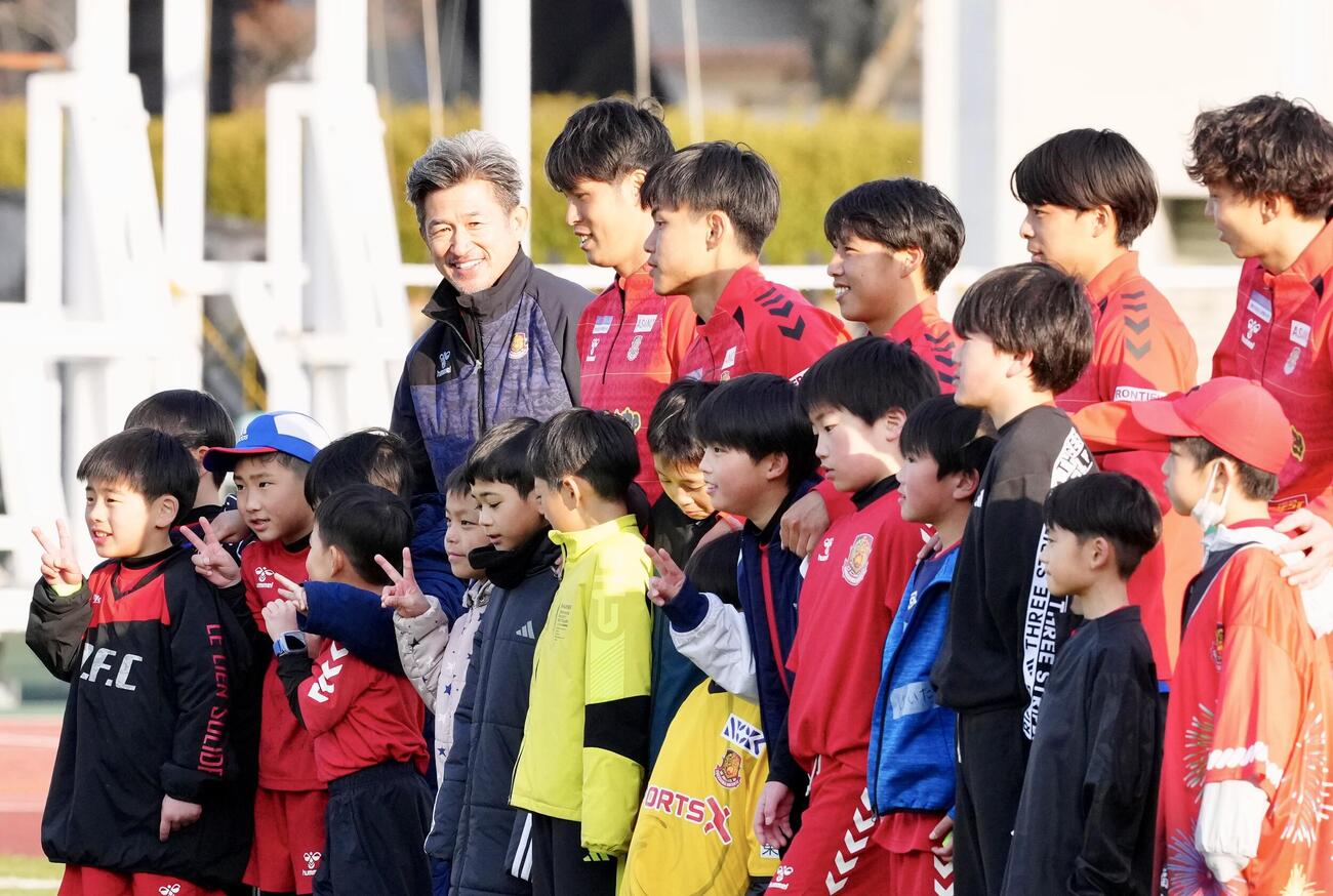 福島対藤枝　試合後、子どもたちと写真に納まるカズ（後方左端）ら福島の選手たち（撮影・江口和貴）