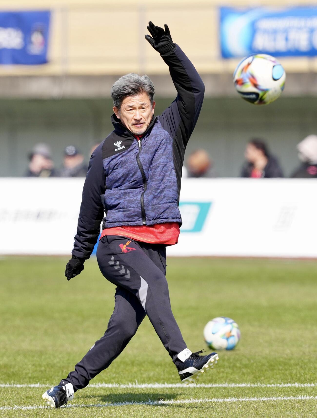 福島対藤枝　試合前、シュート練習を行う福島カズ（撮影・江口和貴）