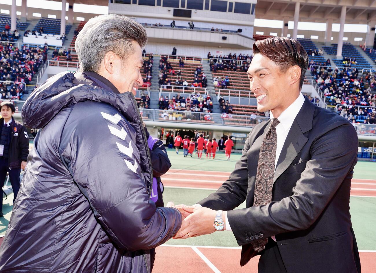 福島対藤枝　試合前、握手を交わす福島カズ（左）と藤枝槙野監督（撮影・江口和貴）