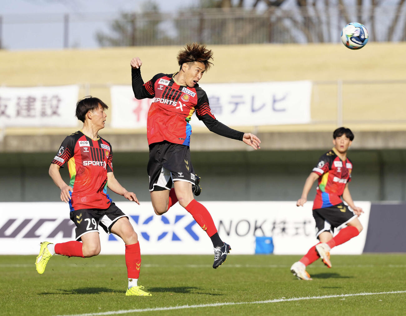 福島対藤枝　後半、ヘディングでゴールを決める福島藤谷（中央）（撮影・江口和貴）