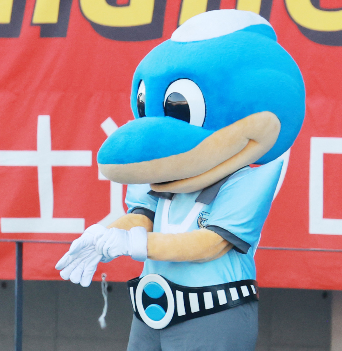 富士通対オービック　富士通の応援にかけつけたJ1川崎のマスコット、ふろん太。左は富士通のマスコット、フロンティー（撮影・野上伸悟）