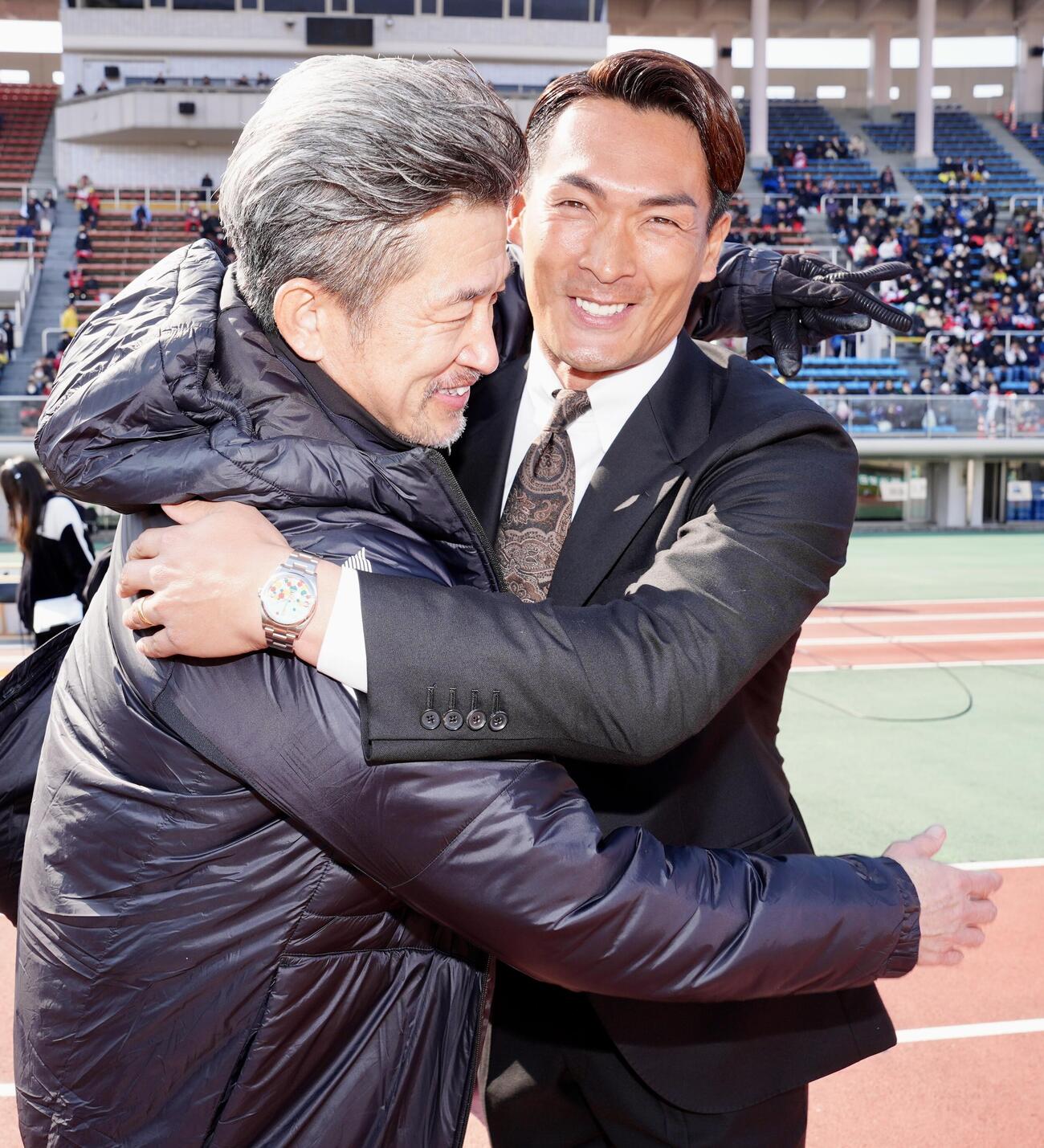 福島対藤枝　試合前、あいさつし抱き合う福島カズ（左）と藤枝槙野監督（撮影・江口和貴）