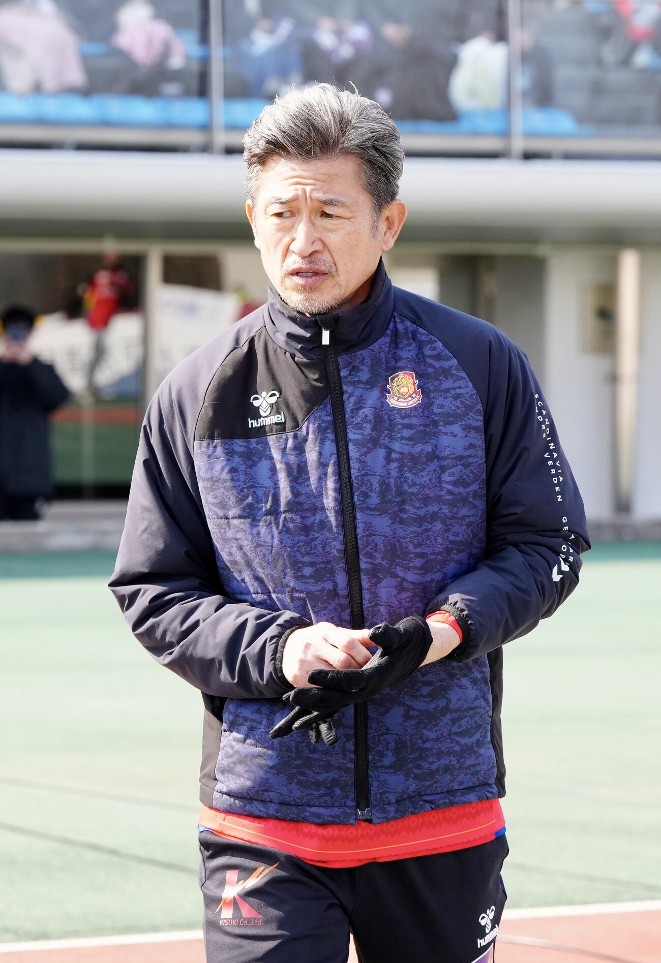福島対藤枝　試合前、ベンチに向かう福島カズ（撮影・江口和貴）