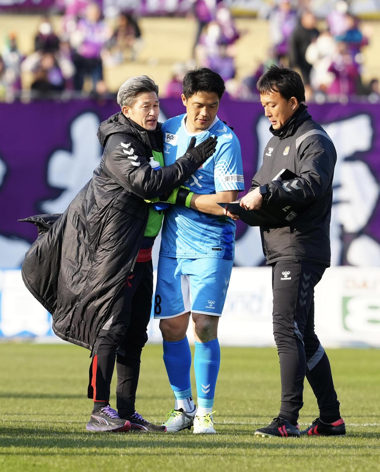 福島対藤枝　PK戦となり、福島GKチョン・ソンリョン（中央）を激励するカズ（左）（撮影・江口和貴）