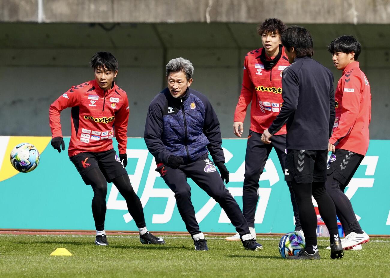 福島対藤枝　試合前練習を行うカズ（左から2人目）ら福島の選手たち（撮影・江口和貴）