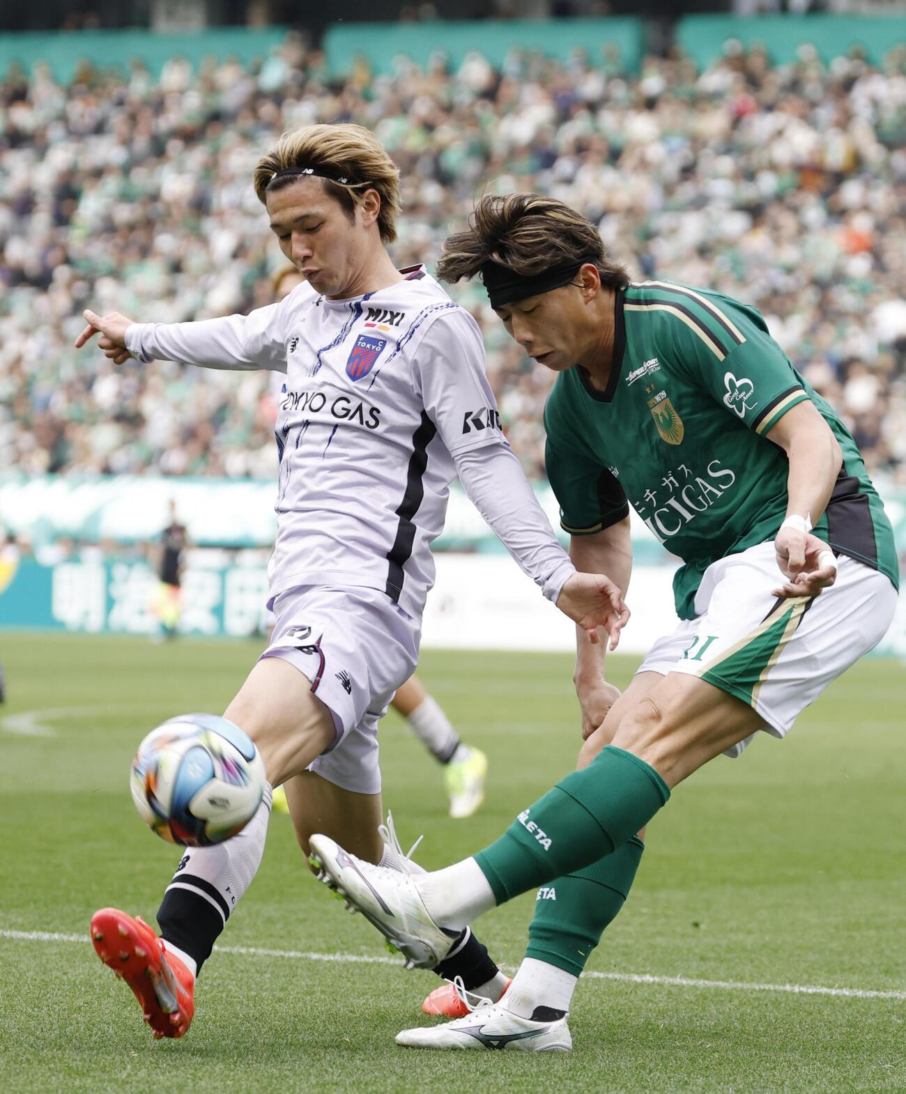 東京V―FC東京　後半、競り合うFC東京・長倉（左）と東京V・井上（共同）