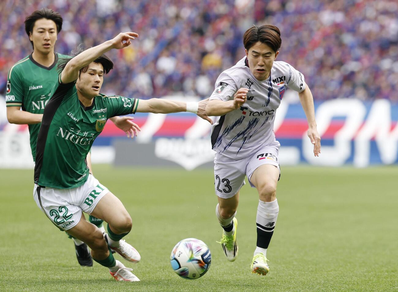 東京V―FC東京　前半、攻め込むFC東京・佐藤龍（右）＝味スタ（共同）