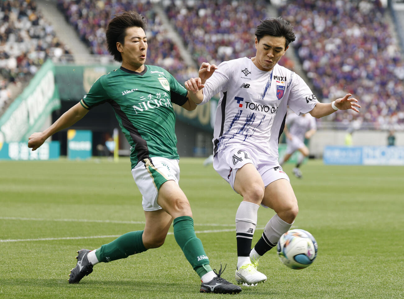 東京V―FC東京　前半、競り合う東京V・松橋（左）とFC東京・橋本健＝味スタ（共同）